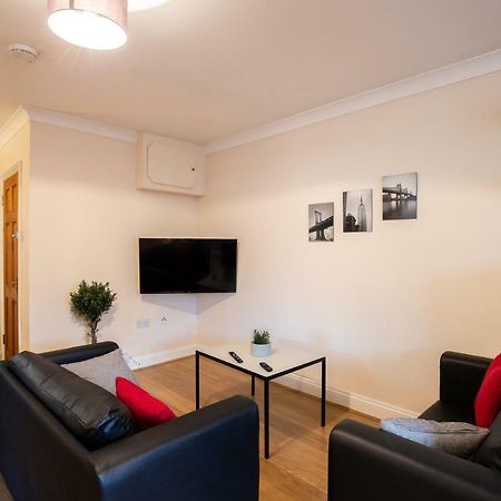 Апартаменты Spacious 2Br Flat In Stansted Станстед Маунтфитчет Экстерьер фото