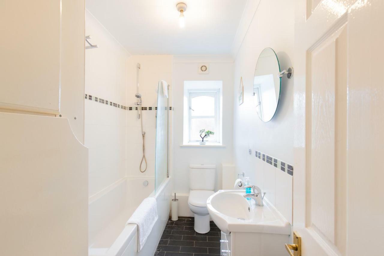 Апартаменты Spacious 2Br Flat In Stansted Станстед Маунтфитчет Экстерьер фото